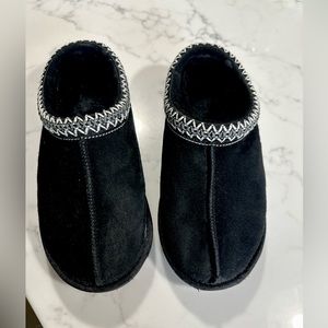 UGG Tasman slippers black size 7. Comes with box!